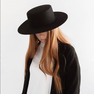 Gigipip Dahlia hat in Black. NEW